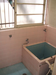 手すりの取付を含む浴室の全面リフォーム工事（施工前）