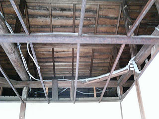 梁を活かした天井の張替え工事（施工前）